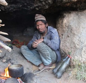 आफन्तको हेलापछि एकवर्षदेखि ओढारको बास