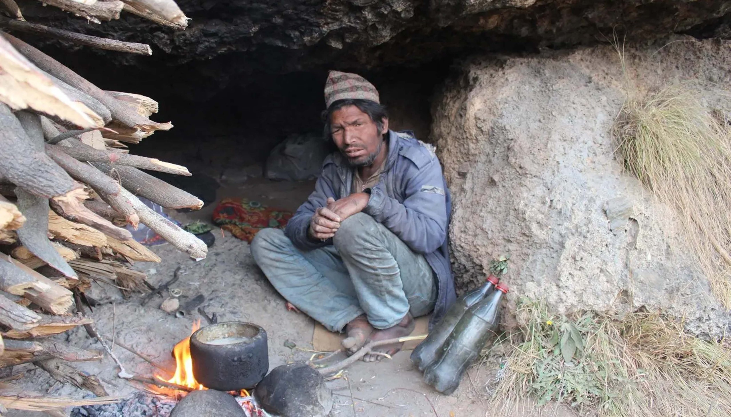 आफन्तको हेलापछि एकवर्षदेखि ओढारको बास