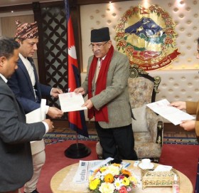 राजीनामा बुझाएका रास्वपाका ३ मन्त्रीहरुले पत्रकार सम्मेलन गर्दै