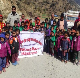 बडिमालिका ७ का एक सय बढि बालबालिकालाई न्यानो कपडा बितरण