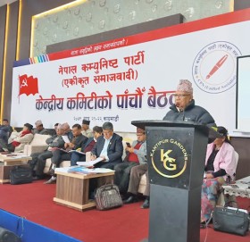 एमाले दक्षिणपन्थी, माओवादीले सत्ता स्वार्थका लागि जे पनि गर्छ : माधव नेपाल