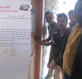 विप्लव निकट नेकपाले लगायो बुंगल नगरपालिकाका प्रमुख र उपप्रमुखको कार्यकक्षमा ताला