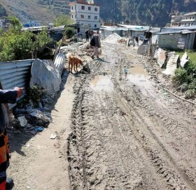 बझाङ सदरमुकाम चैनपुर रिङरोड सडक हिलाम्मे; गिज्याउने तस्बिर