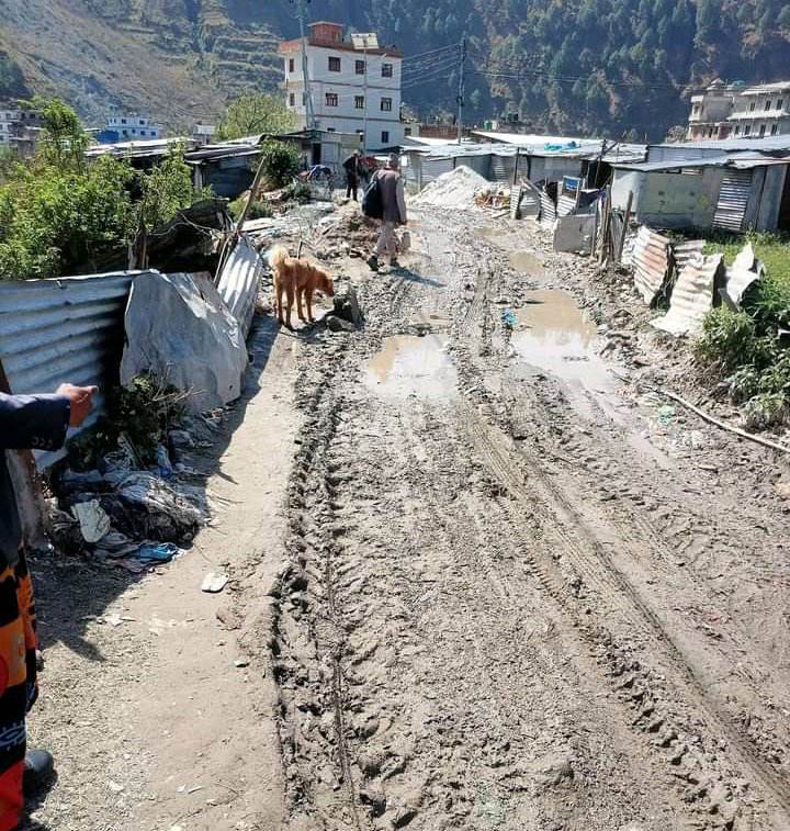 बझाङ सदरमुकाम चैनपुर रिङरोड सडक हिलाम्मे; गिज्याउने तस्बिर