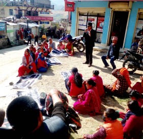 बैंक तथा वित्तिय संस्थाहरुकाे चर्काे ब्याजविरुद्ध बाजुरामा उद्योगी व्यवसायीको प्रदर्शन