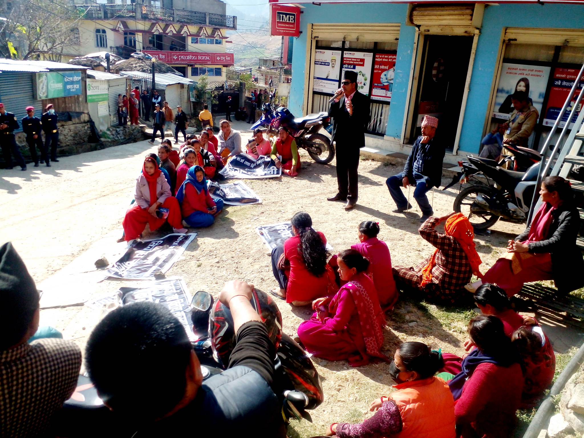 बैंक तथा वित्तिय संस्थाहरुकाे चर्काे ब्याजविरुद्ध बाजुरामा उद्योगी व्यवसायीको प्रदर्शन