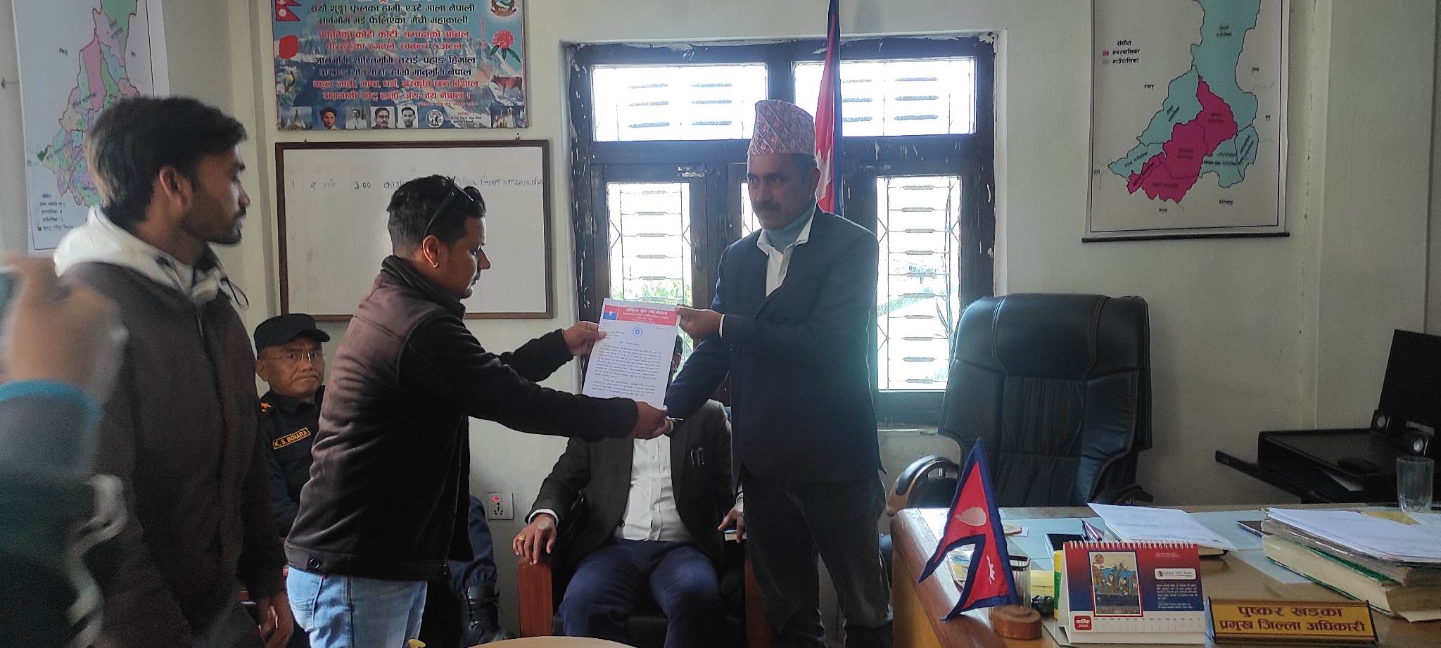 राष्ट्रिय युवा संघ नेपालले जिल्ला प्रशासन कार्यालयमा बुझायो ध्यानाकर्षण पत्र