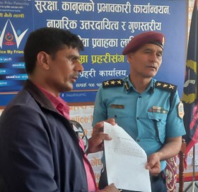 पत्रकार धामीलाई धम्की दिने अवस्थी विरुद्ध प्रहरीमा निवेदन