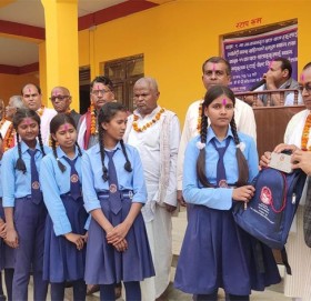 ८६ हजार विद्यार्थीलाई झोला वितरण गर्दै मधेश सरकार
