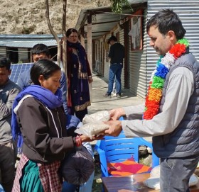 बाजुराका भुकम्प पिडीतलाई ३५ लाख बढीको राहत सामग्री सहयोग