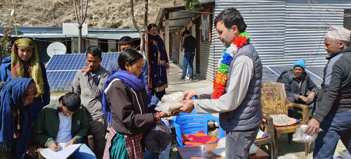 बाजुराका भुकम्प पिडीतलाई ३५ लाख बढीको राहत सामग्री सहयोग