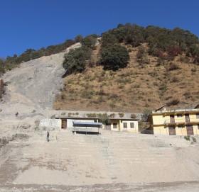 पहिरोको चपेटामा डोगडि स्वास्थ्य चौकी, उपचारमा समस्या जोखिममा बिरामीको उपचार