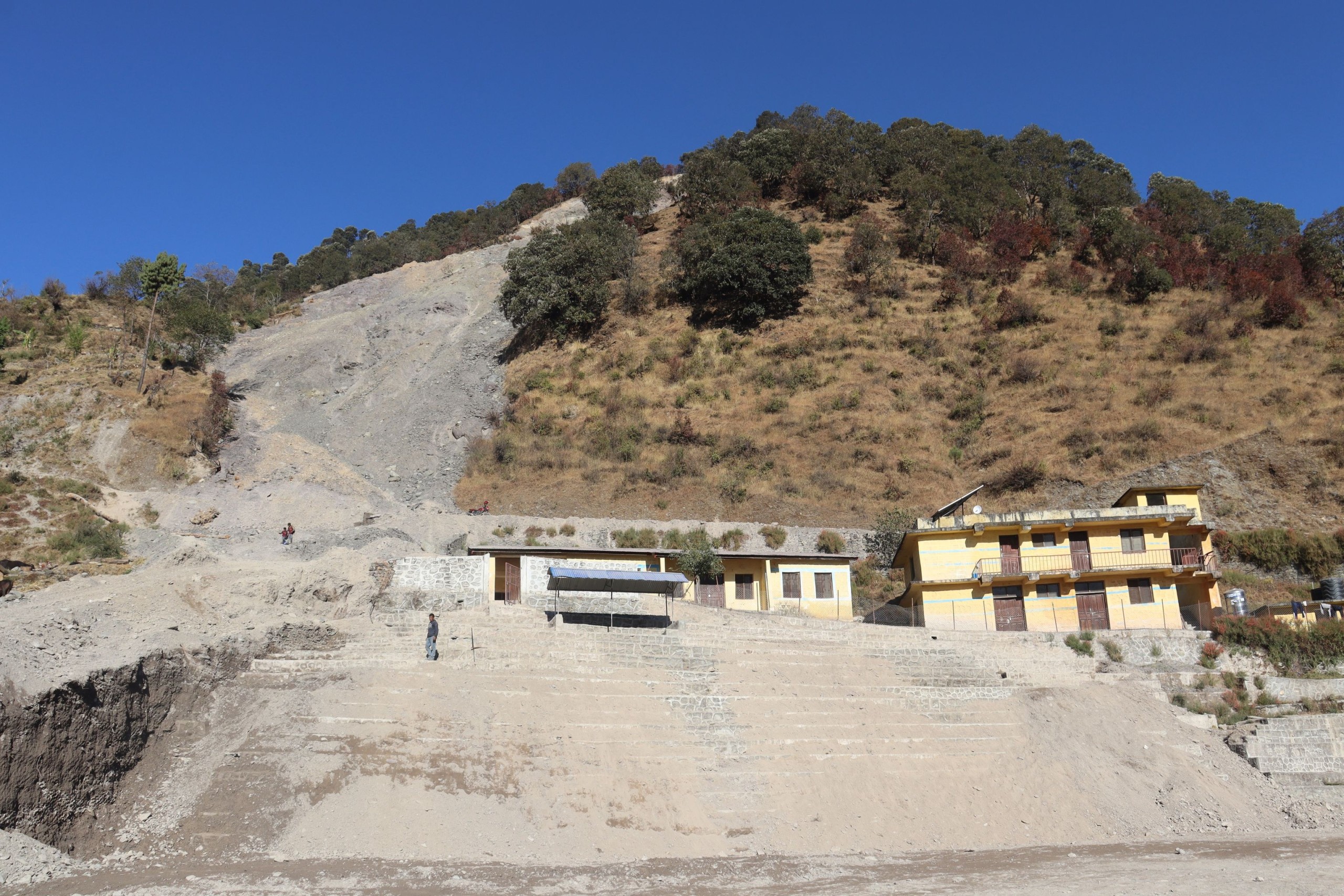 पहिरोको चपेटामा डोगडि स्वास्थ्य चौकी, उपचारमा समस्या जोखिममा बिरामीको उपचार