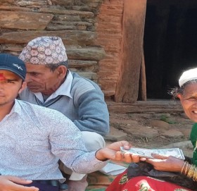 बैतडीमा घरमै पुगेर सामाजिक सुरक्षा भत्ता वितरण