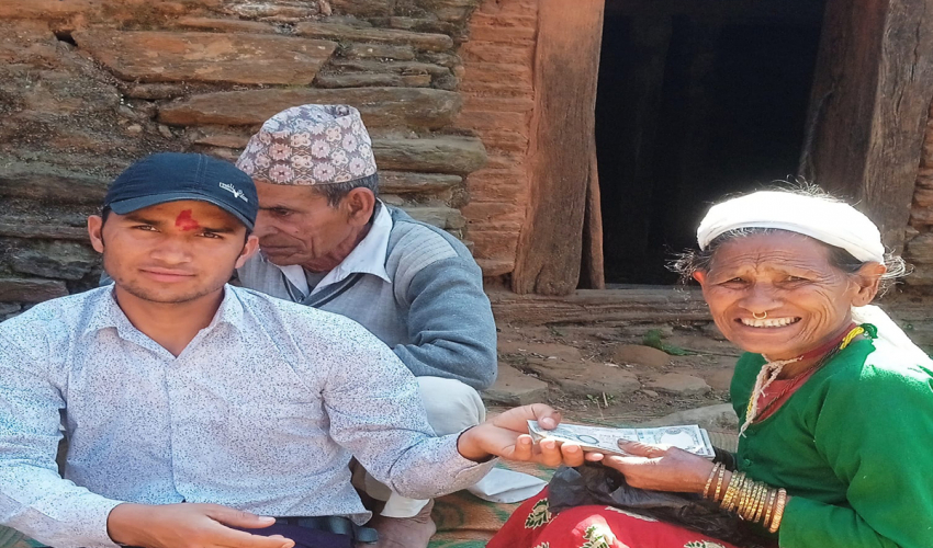 बैतडीमा घरमै पुगेर सामाजिक सुरक्षा भत्ता वितरण