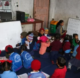 कक्षाकोठा अभावमा एउटै कोठामा एकै समयमा दुई शिक्षिकाले पढाउँदै