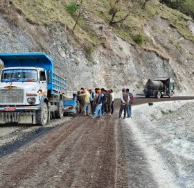 मार्तडी गौमुल गाउँपालिका जोड्ने सडक कालोपत्रे गरिदै