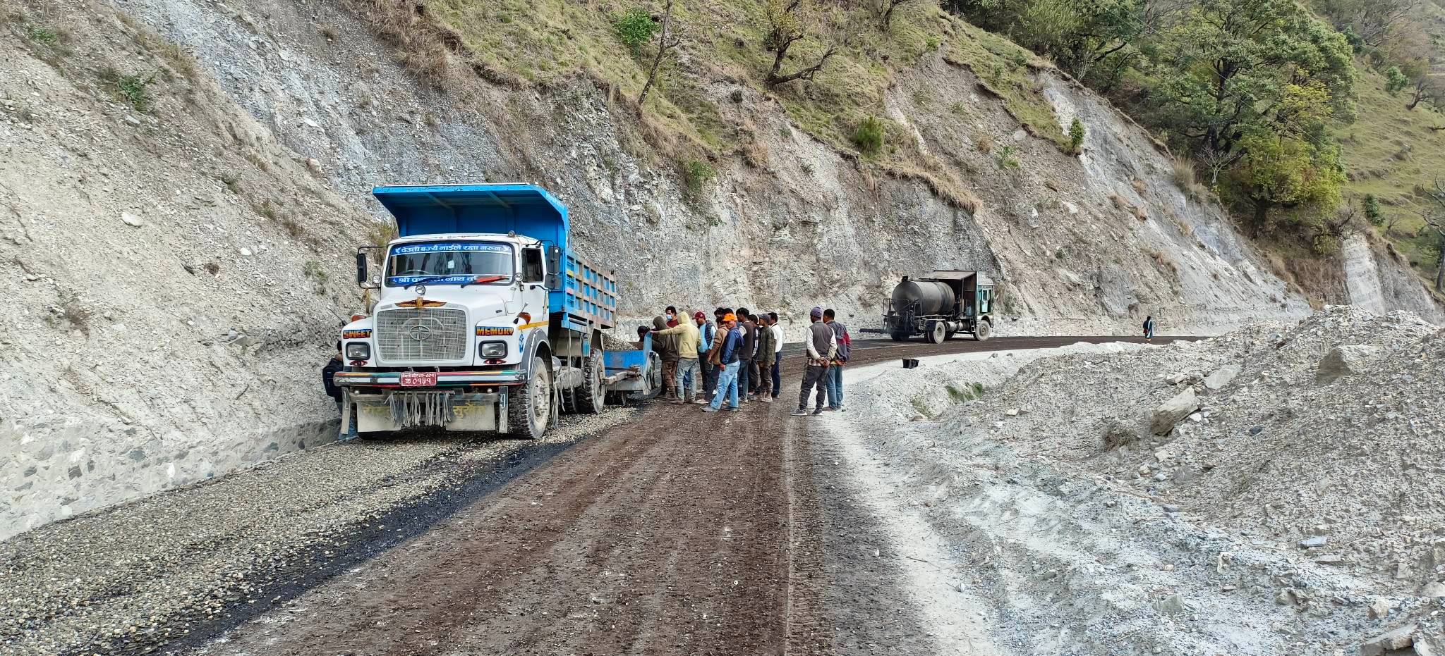मार्तडी गौमुल गाउँपालिका जोड्ने सडक कालोपत्रे गरिदै