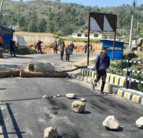 पाँच दिन देखी अबरुद्ध  अछामको यातायात सुचारु