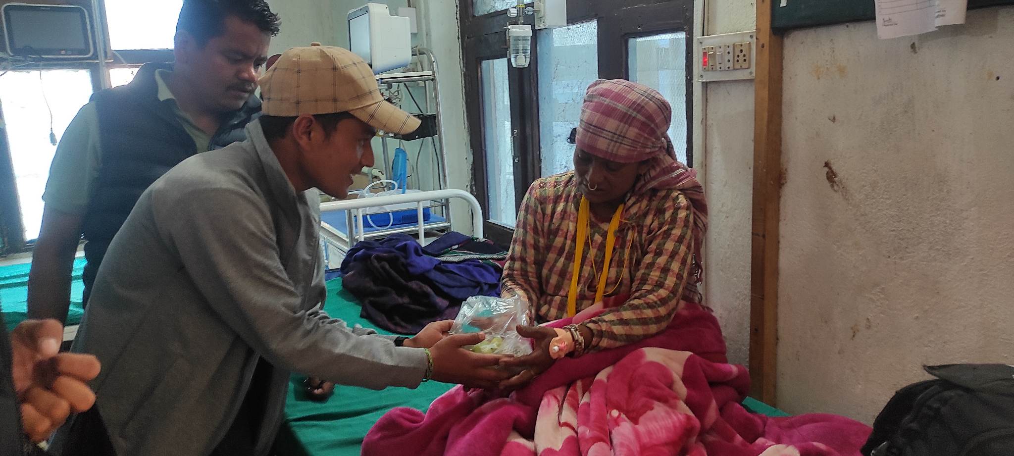 साहित्यकार रावलले गरे जन्मदिनको अवसरमा बिरामीलाई फलफुल वितरण