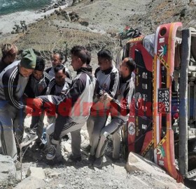 हिमाली गाउँपालिकाको तिथिचौरमा मिनिट्रक दुर्घटना, नेपाली सेनाद्धारा उद्धार