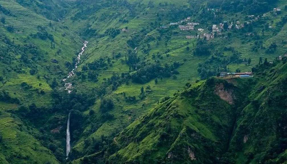 बाजुरा जिल्लाकाे सबैभन्दा ठूलो  किम्नीछडा झरना ओझेलमा