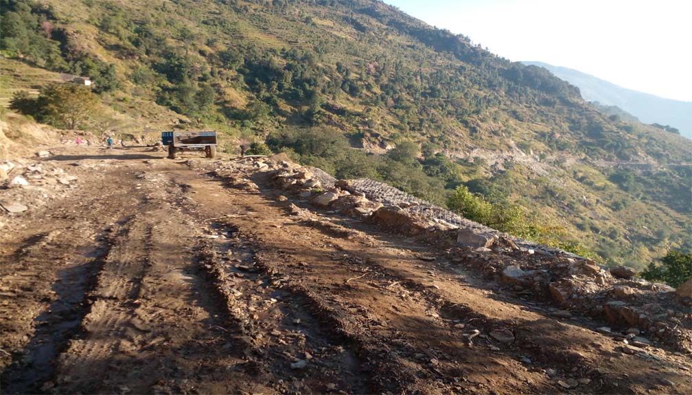 बाजुराका दुर्गम गाउँ सडक सञ्जालमा जाेडिदै