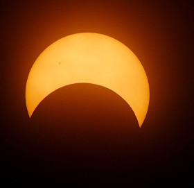 ‘आइतबारको सूर्यग्रहण नेपालबाट नदेखिने भएकाले बार्नुपर्दैन’