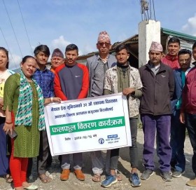 प्रेस युनियनको ३२ औं स्थापना दिवसमा विरामीलाई फलफुल वितरण