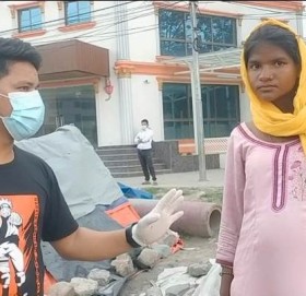 हामी छौ, हजुरको साथमा संस्थाले काठमाडौमा निशुल्क खाना खुवाउदै