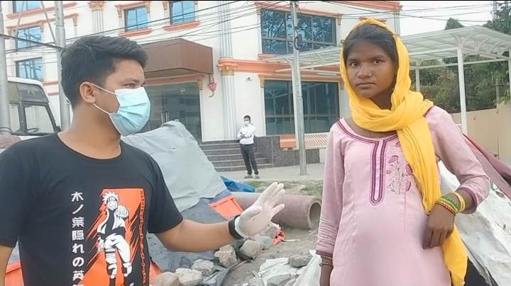 हामी छौ, हजुरको साथमा संस्थाले काठमाडौमा निशुल्क खाना खुवाउदै