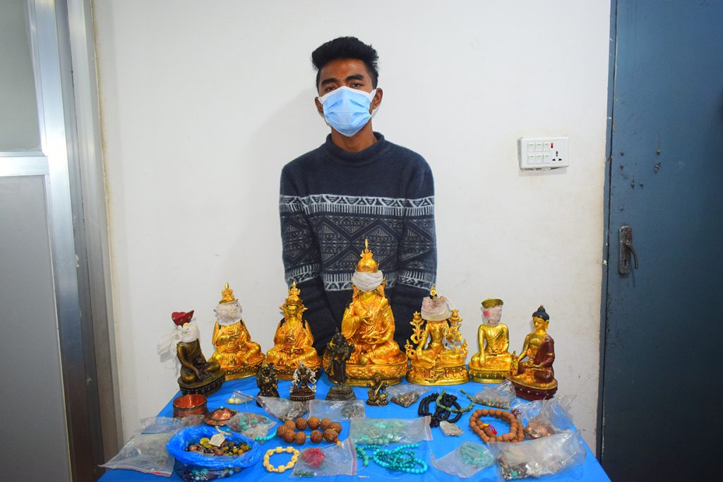 बुद्धका मूर्तिसहित विदेशी मुद्रा चोरेको आरोपमा एक जना पक्राउ