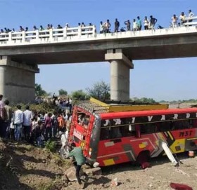 भारतको मध्यप्रदेशमा बस नदीमा खस्दा १५ जनाको मृत्यु