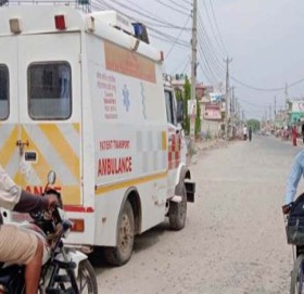 बझाङ छविसपाथीभेराको एम्बुलेन्स धनगढीको रोडमा अलपत्र