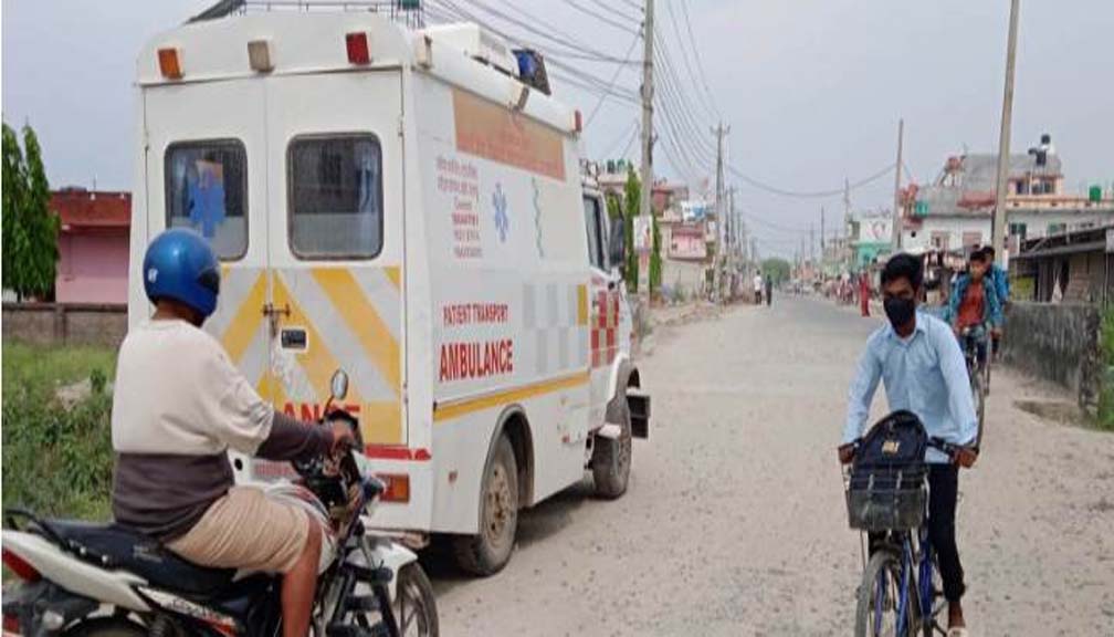 बझाङ छविसपाथीभेराको एम्बुलेन्स धनगढीको रोडमा अलपत्र
