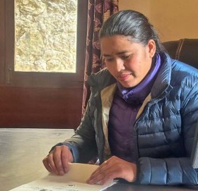 नाम्चेबजारकी हाकिमलाई सेवाग्राहीले सोध्छन्- मेडम, हजुर कहिलेसम्म बस्नुहुन्छ ?