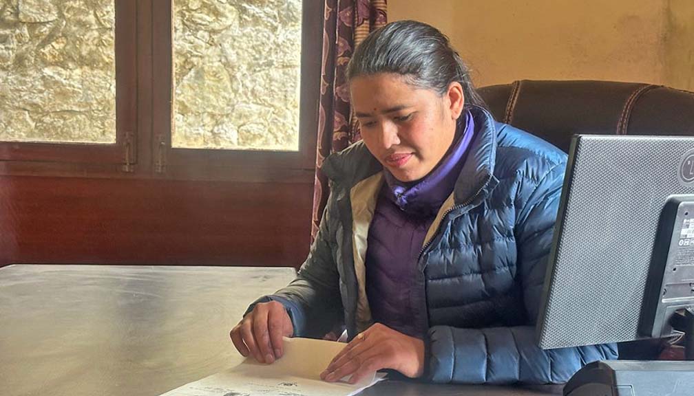 नाम्चेबजारकी हाकिमलाई सेवाग्राहीले सोध्छन्- मेडम, हजुर कहिलेसम्म बस्नुहुन्छ ?