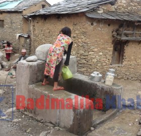 मार्तडीको ओखलढुगां बस्तीका २८ परिवार बर्षौदेखी एकै धारोको भरमा