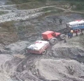 मार्तडी कोल्टी अन्तरगत चुथी देखी ढम्कने सडककाे जिम्मा पाएकाे ठेकेदार कम्पनी सम्पर्क बिहिन