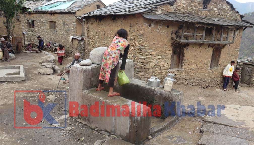 मार्तडीको ओखलढुगां बस्तीका २८ परिवार बर्षौदेखी एकै धारोको भरमा