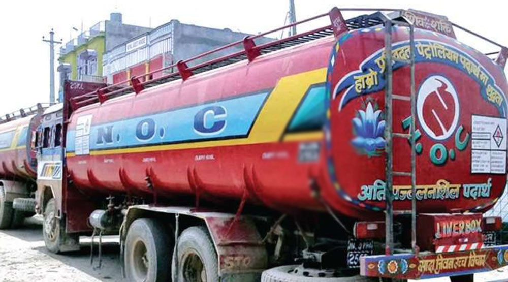 भारतबाट घटेर आयो इन्धनको मूल्य, निगमले यथावत् राख्ने