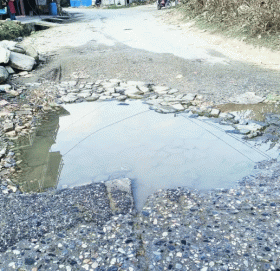 सुदूरपहाडका राजमार्गमा खाल्डै–खाल्डा, यात्रा जोखिमपूर्ण