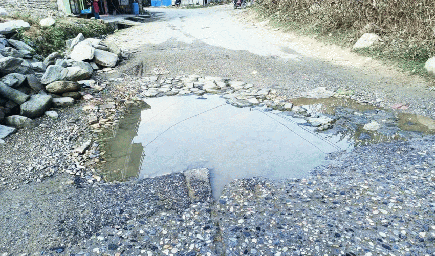 सुदूरपहाडका राजमार्गमा खाल्डै–खाल्डा, यात्रा जोखिमपूर्ण