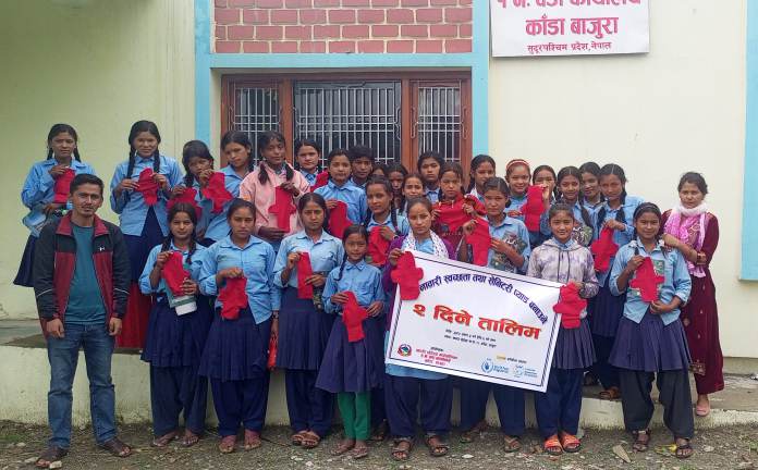 किशोरीलाई सेनेटरी प्याड बनाउने तालिम