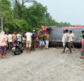 कैलालीको पहलमानपुरमा सवारी दुर्घटना, बस र ट्रकमा सवार यात्रु घाइते