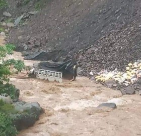 डडेल्धुराको एक खोलामा मिनी ट्रक खस्यो