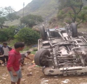 बाजुराकाे कोल्टीबाट धुलाचौर जाँदै गरेको जीप दुर्घटना हुँदा ७ जना घाइते