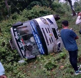 ४० यात्रु बोकेर बझाङबाट काठमाडौं जाँदै गरेको बस कपिलवस्तुमा दुर्घटना
