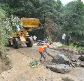 महभिरमा ढुङ्गा खस्दा मध्यपहाडी राजमार्ग अवरुद्ध