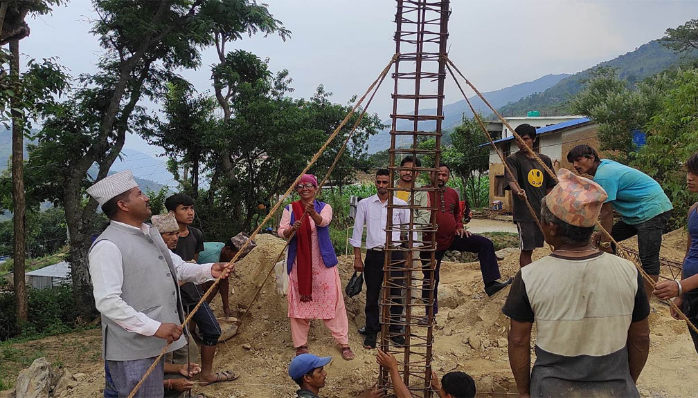 बुढीगंगामा मदन भण्डारी सामुदायिक पुस्तकालयकाे नगर प्रमुख बानियाँद्धारा शिलान्यास